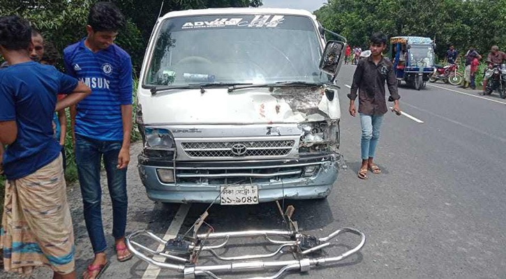 নাটোরে অটোরিকশায় মাইক্রোবাসের ধাক্কা, নিহত ২